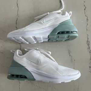 Nike Air Max Motion sneaker — size 9.5